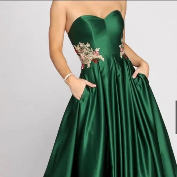 Windsor | Dresses | Emerald Green Windsor Prom Dress | Poshmark